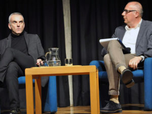 Federico Buffa è uno dei più originali e insoliti giornalisti sportivi italiani; ha saputo farci conoscere storie di uomini e di sport affrescando mondi perduti e regalandoci emozioni dimenticate.