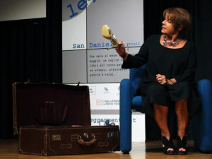 Lella Costa è un’attrice capace di coniugare delicatezza e profondità, ironia e interiorità con una raffinatezza che evita lo snobismo. Parla alle donne e delle donne, ma coinvolge uomini e spettatori di ogni tipo, con fermezza e trasparenza uniche.