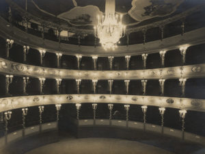 L’interno di uno dei teatri presenti in città