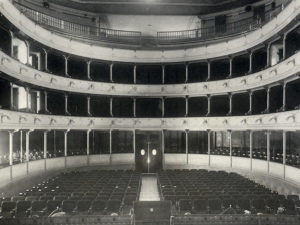 L’interno di un’altro dei teatri presenti in città
