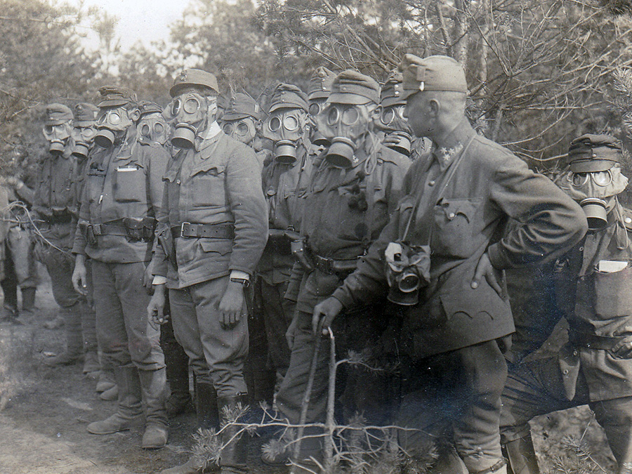  Soldati ungheresi con maschera antigas 